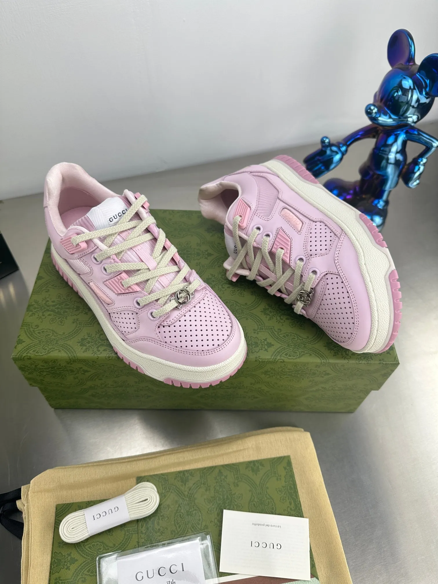 👟👟Ex-factory price 600👟👟 Gucci's latest hot-selling series of high and low-cut distressed couple's sneakers are shipped. The original version is purchased, developed and manufactured. This high-low top sneaker adopts a basketball-style silhouette design, cleverly integrated with hollow panels and distressed effects, showing its unique ingenuity. The ingenuity incorporates brand logo details such as interlocking Double G styling accessories and Gucci lettering, a low-key tribute to the brand's design heritage. Exquisite packaging at the delivery counter 🛍📦 ▪️ Fabric: Original customized imported first-layer cowhide ▪️ Lining: Imported high-grade mesh ▪️ Sole: Original molded TPU sole ▪️ Sole thickness: 3cm ▪️ Size: Women's 35-41 (Women's 41 customized)